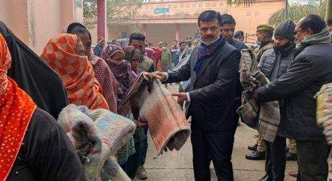 नववर्ष पर डीएम के हाथों ज़रूरतमन्दों को मिली कम्बल की सौगात