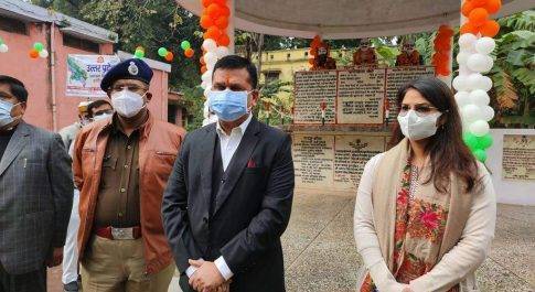 उत्तर प्रदेश स्थापना दिवस पर याद किये गये अमर सेनानी डीएम, एसएसपी, सीडीओ व अन्य अधिकारियों ने त्रिमूति स्थल पर अर्पित किये पुष्प