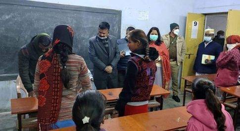 डीएम ने कोविड टीकाकरण केन्द्र जीजीआईसी व महाराज सिंह इण्टर कालेज का किया निरीक्षण