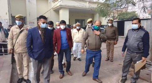 डीएम ने जिला चिकित्सालय व रोडवेज बस स्टैण्ड का किया निरीक्षण कोविड-19 की रोकथाम तथा बचाव के लिए की गयी व्यवस्थाओं को देखा