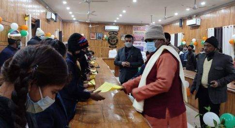 छात्र-छात्राओं को वितरित किया गया छात्रवृत्ति स्वीकृति पत्र