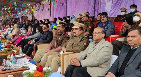डीएम डॉ. दिनेश चन्द्र ने किया ध्वजारोहण, ग्रहण किया पुलिस परेड का मान प्रमाण