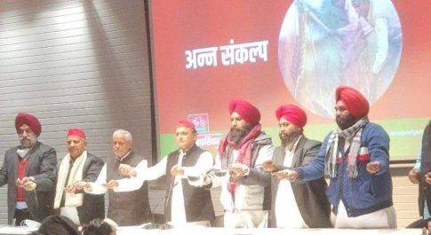 अखिलेश यादव ने किसानो को लेकर किया बड़ा ऐलान ,हाथ मे अनाज लेकर लिया संकल्प