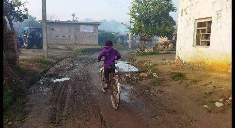 जलभराव व गंदगी से आजिज हो चुके क्षेत्र के ग्रामीण व राहगीर