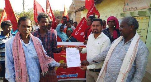 वनाधिकार की मांग : किसान सभा ने सरपंच को सौंपा गया ज्ञापन