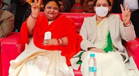 सदर सीट से भाजपा प्रत्याशी अनुपमा जयसवाल के कार्यालय का उद्घाटन और नामांकन कार्यक्रम में शामिल होने पहुंची मुलायम सिंह यादव की बहू