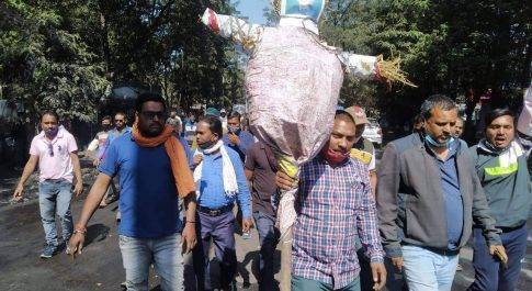 भूविस्थापितों के धरने के 100 दिन पूरे : पुलिस के साथ झड़प के बीच फूंका गया कोयला मंत्री का पुतला