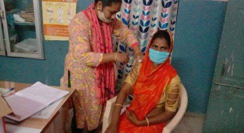 AAP छात्र नेता जमना कुमारी कीर ने कोविड-19 टीके का लगवाया पहला डोज