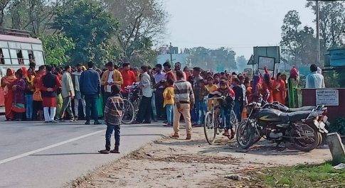 गजाधरपुर स्थित मंदिर में श्रद्धालुओं का उमड़ा जनसैलाब, कलश यात्रा में शामिल हुए हजारों की संख्या में लोग