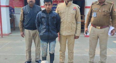 मोबाइल चोर को रंगे हाथ जनता ने पकड़ कर मोबाइल सहित पुलिस को सौंपा