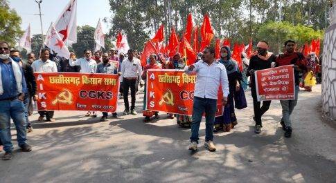 किसान सभा के घेराव से घंटों बंद रहा एसईसीएल का गेवरा कार्यालय, मार्च में खदान बंद की चेतावनी भी