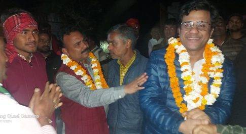 सपा प्रत्याशी यासर शाह ने अब्दुल मन्नान के साथ गांव मे किया जनसम्पर्क