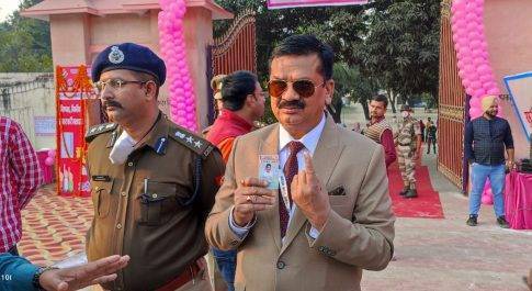पहले मतदान फिर जलपान का डीएम ने निभाया फर्ज़