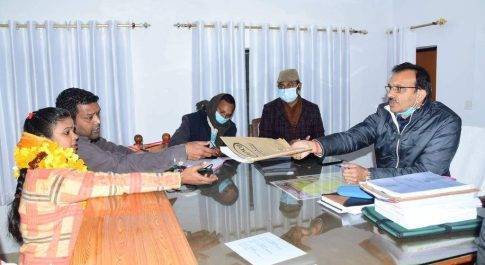 तीन प्रत्याशियों द्वारा दाखिल किये नामांकन पत्र