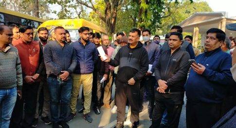 बुज़ुर्ग व दिव्यांग मतदाताओं को मतदान की सुविधा हेतु रवाना हुए मतदान दल डीएम ने कलेक्ट्रेट परिसर से पोलिंग पार्टियों को किया रवाना मतदान की तिथि 20 व 22 फरवरी 2022 निर्धारित