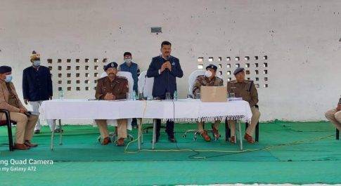 पुलिस लाइन से हरी झण्डी दिखाकर पुलिस बल को रवाना करते हुए डीएम व एसएसपी