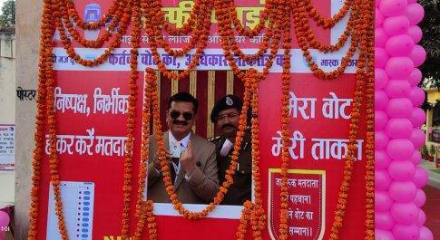कमाण्ड सेन्टर से भी मतदान का जायज़ा लेते रहे डीएम व एसएसपी