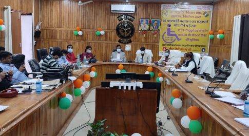 कमाण्ड सेन्टर में मुस्तैद हैं अधिकारी, पल पल पर रख रहे हैं नज़र