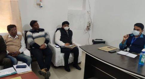 प्रेक्षक नानपारा ने प्रत्याशियों के साथ की बैठक