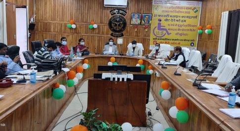 कमाण्ड सेन्टर से भी मतदान का जायज़ा लेते रहे डीएम व एसएसपी कमाण्ड सेन्टर में मुस्तैद रहे अधिकारी, पल पल पर रख रहे थे नज़र