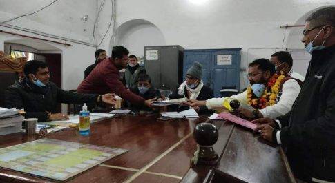 सत्रह प्रत्याशियों द्वारा दाखिल किये गये नामांकन पत्र ,