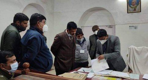 डीएम ने किया नामांकन परिसर का निरीक्षण