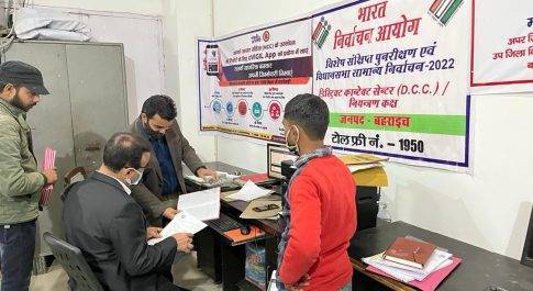 प्रेक्षकों ने सी-विजिल कक्ष का किया निरीक्षण