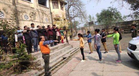 वोट डालने जाना है अपना फर्ज निभाना है। नवाबगंज व जरवलरोड में दिलाई गयी मतदाता जागरूकता की शपथ आधी रोटी खाना है वोट डालने जाना है।