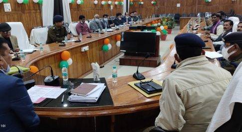 डीएम व एसएसपी ने राजनैतिक दलों के प्रतिनिधियों के साथ की बैठक