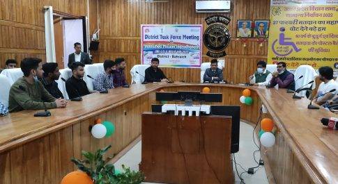 जनपद के यूक्रेन से आये हुए छात्रों एवं उनके अभिभावकों से शिष्टचार भेंट करते हुए जिलाधिकारी