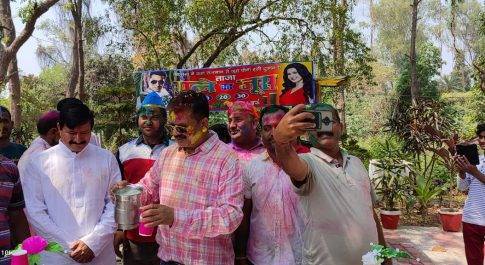 डीएम आवास पर परम्परागत ढंग से मनाया गया होली का पर्व