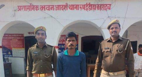 21 लीटर अवैध कच्ची शराब व एक चाकू के साथ एक अभियुक्त गिरफ्तार
