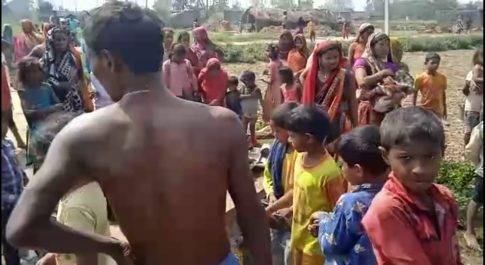 गैस सिलेंडर से लगी भीषण अग्निकांड से जूता चप्पल व किराना स्टोर व घर का सामान जलकर राख, 50 हजार रुपये से अधिक नुकसान होने का अनुमान  कड़ी मशक्कत के बाद आग पे काबू पाया जा सका ‌