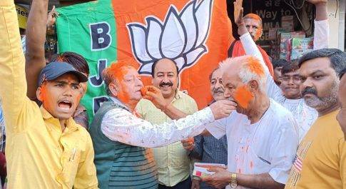 भाजपा समर्पित प्रत्याशी के जीतने पर रुपईडीहा के कार्यकर्ताओं ने होली खेलकर जश्न मनाया