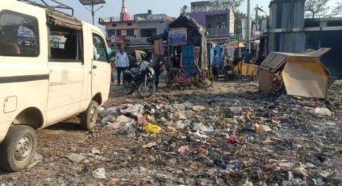 बृजमनगंज।गंदगी की अंबार के साथ खतरे को दावत देता नगर पंचायत चौराहा अधिकारी मौन