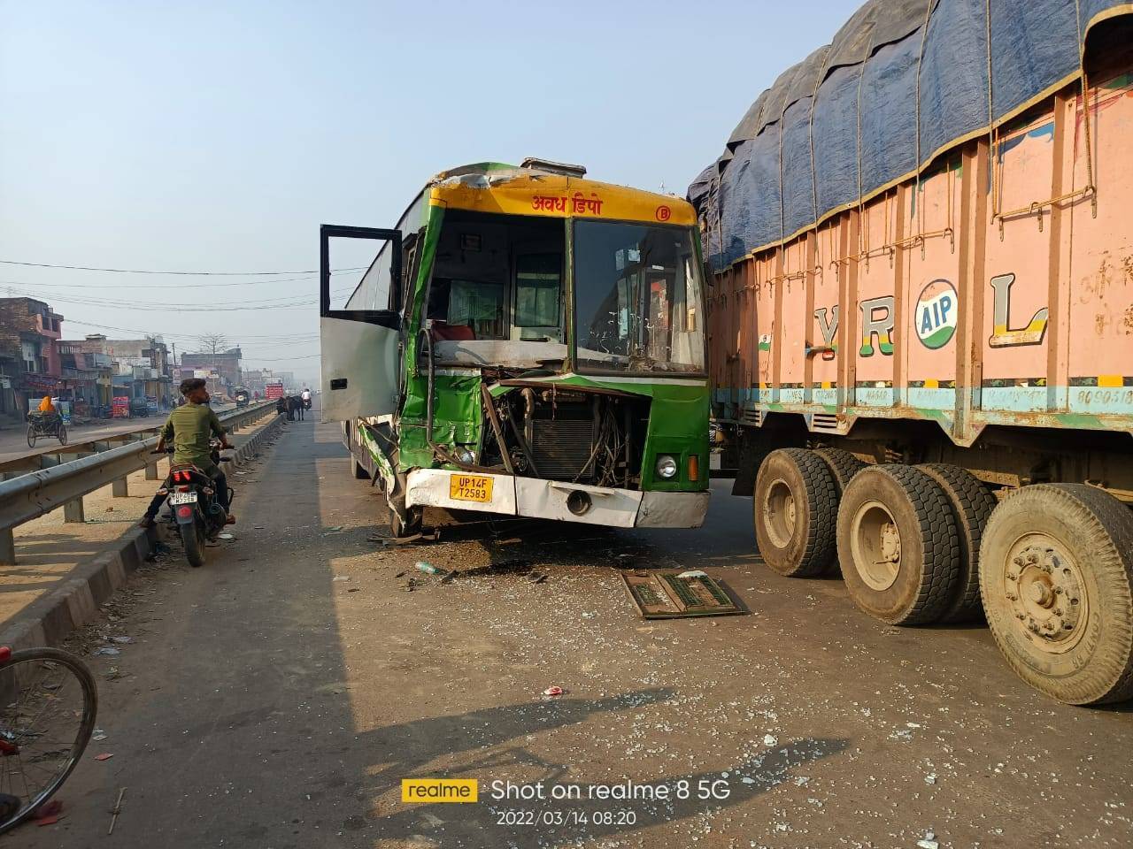 कस्बे में हाईवे पर खड़ी ट्रक से अवध डिपो की बस से भीषण टक्कर, चालक व परिचालक सहित आधा दर्जन यात्री घायल, प्राथमिक इलाज के बाद लखनऊ रिफर