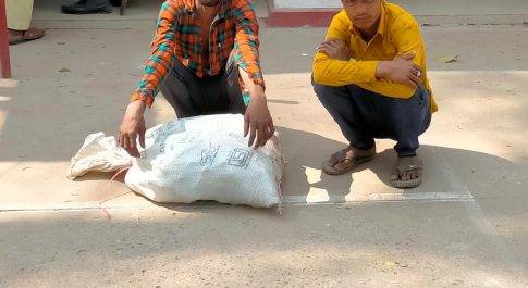 नेपाल से तस्करी कर लाई गई 80 शीशी नेपाली देशी शराब के साथ 2 तस्कर गिरफ्तार