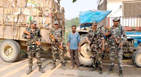 दो ट्रैक्टर ट्रॉली सहित अवैध कबाड़ बरामद, दो गिरफ्त में,सीमाई क्षेत्रो में तसकरी का नंगा नाच नही रुक रही है तस्करी।