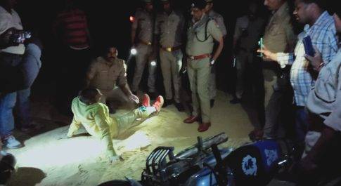 महाराजगंज पुलिस का सराहनीय कार्य:कैशवैन लूट का इनामिया अभियुक्त पनियरा पुलिस के हत्थे चढ़ा