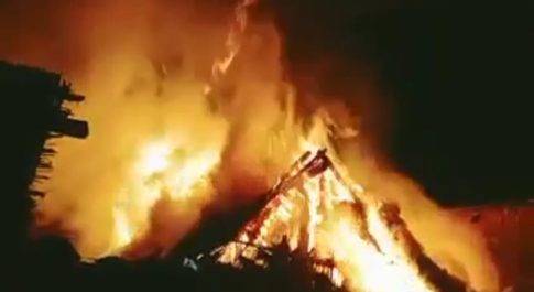 बीती रात फूस के मकान में आग लगने से दो घर जलकर खाक ,इस अग्निकांड में हजारों रुपए नगदी सहित लाखों का सामान जल कर राख