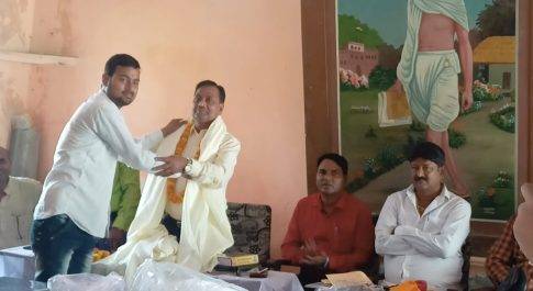 बृजमनगंज।महात्मा गांधी इंटर कॉलेज में सम्मान किया गया विदाई समारोह