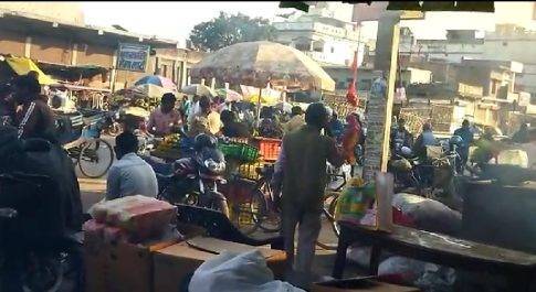 कोयले की भट्ठी उगल रही है जहरीला धुआं, राहगीर व दुकानदार परेशान