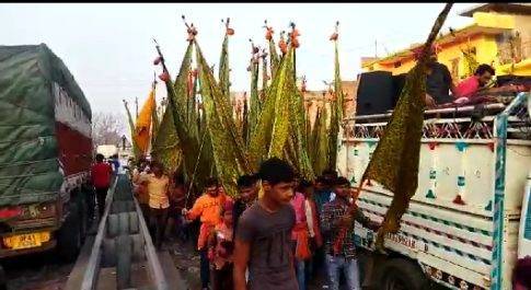 रुपईडीहा कस्बे में‌ श्याम भक्तों ने श्याम निशान पद यात्रा निकाली गयी