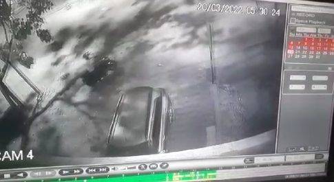 बरामदे में खड़ी मोटरसाइकिल उठा ले गए चोर, घटना हुई सीसीटीवी में कैद