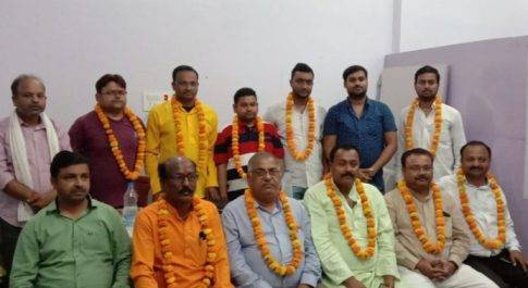 महाराजगंज।नगर पंचायत बृजमनगंज में पूर्व दोनों ब्यापार मंडल हुई भंग नयी कार्यकारिणी का हुआ गणन