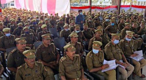 डीएम व एसएसपी ने पुलिस लाइन में की पुलिस अधिकारियों के साथ की बैठक