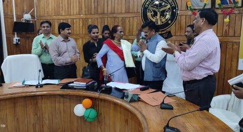 डीएम की अध्यक्षता में उभयलिंगी समुदाय को कल्याणकारी स्कीमों लाभान्वित करने के सम्बन्ध में बैठक सम्पन्न बैठक के दौरान किन्नर समाज के अध्यक्ष को डीएम ने किया सम्मानित