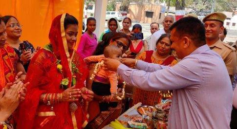 जिलाधिकारी ने पोषण पखवाड़ा का किया शुभारम्भ 05 गर्भवती महिलाओं की गोदभराई व 03 बच्चों का कराया अन्न प्रासन्न पोषण माला पहनाकर पोषण युक्त खाद्य सामग्री का सेवन करने के लिए किया प्रेरित