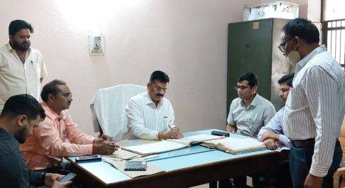 डीएम ने कोषागार के डबल लाक का किया निरीक्षण