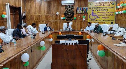 डीएम ने एमएलसी निर्वाचन के सम्बन्ध में राजनैतिक दलों के प्रतिनिधियों के साथ की बैठक आयोग के दिशा-निर्देशों की दी गयी जानकारी